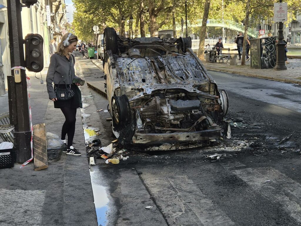 Ou encore, Sommes-nous en train d’assister à une lente érosion de la puissance française, faute de vouloir regarder le monde tel qu’il est devenu en 2026 ? Entre dette publique, renoncements politiques et révolution technologique, la France semble peiner à sortir d’un modèle qui fragilise son avenir.